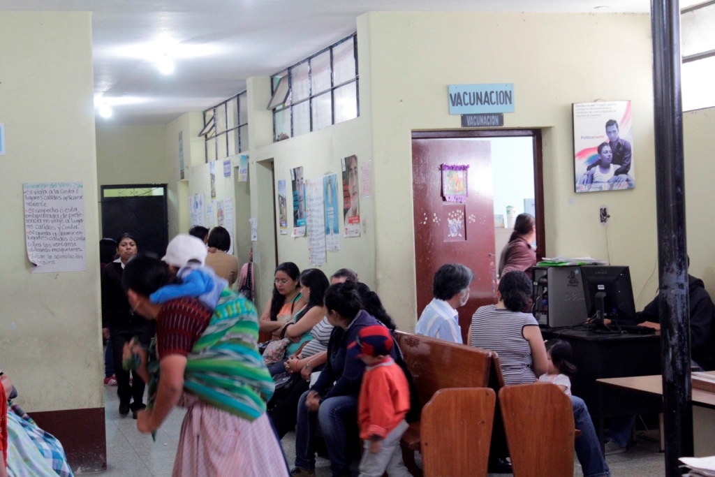 Sala de espera del Centro de Salud de Quetzaltenango, donde hace falta una vacuna para inmunizar a menores. (Foto Prensa Libre: María José Longo).