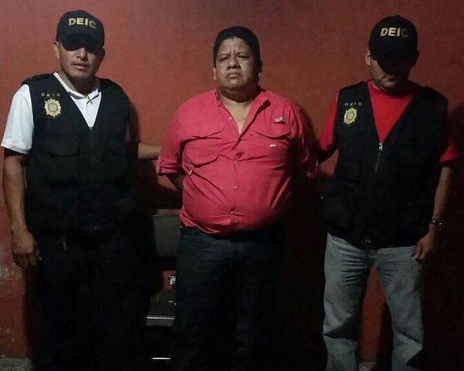 Julio Amílcar Ambrosio Ramírez luego de ser capturado. Foto Prensa Libre: PNC