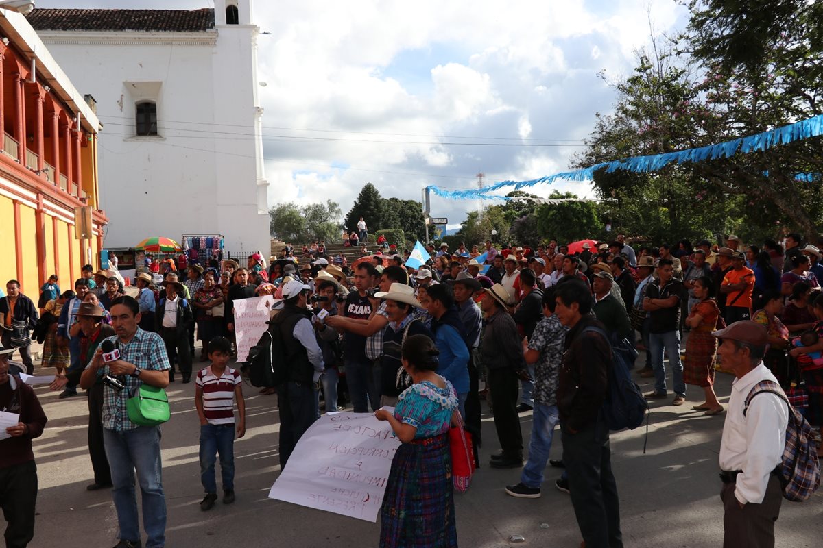 Pobladores efectuaron una manifestación para exigir la renuncia de los diputados en Santa Cruz del Quiché. (Foto Prensa Libre: Héctor Cordero)