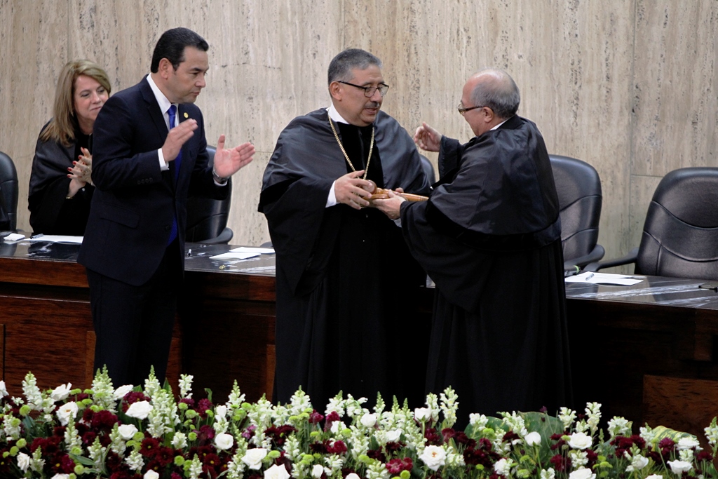 El magistrado Nery Medina entregó la presidencia del OJ a José Antonio Pineda. Asistieron los presidentes de los otros dos organismos del Estado. (Foto Prensa Libre: P. Raquec)