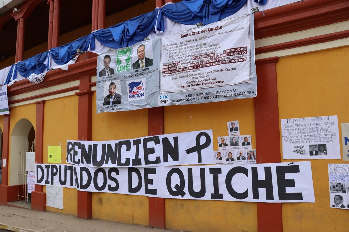 Representantes de la Asamblea Departamental Multisectorial K´iche colocaron pancartas en Gobernación departamental. (Foto Prensa Libre: Héctor Cordero)