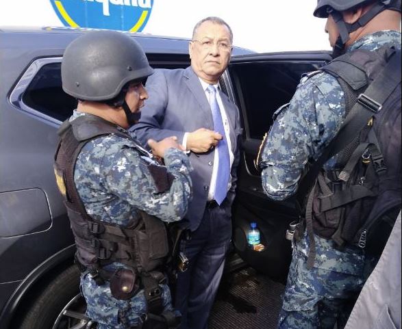 El diputado Arístides Crespo al momento de ser detenido en la zona 6 capitalina. (Foto Prensa Libre: PNC).