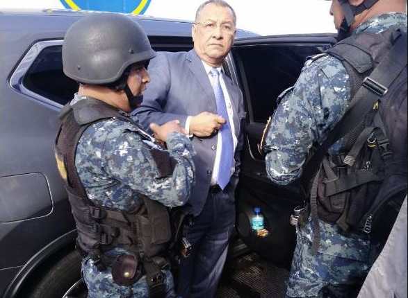 El diputado Arístides Crespo al momento de ser detenido en la zona 6 capitalina. (Foto Prensa Libre: PNC).