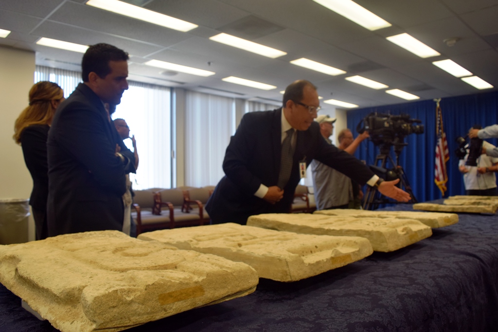 Las piezas mayas recuperadas en Estados Unidos por el FBI fueron entregadas en Los Ángeles, California, al cónsul Roberto Archila. (Foto Prensa Libre: Giovanni Bautista)