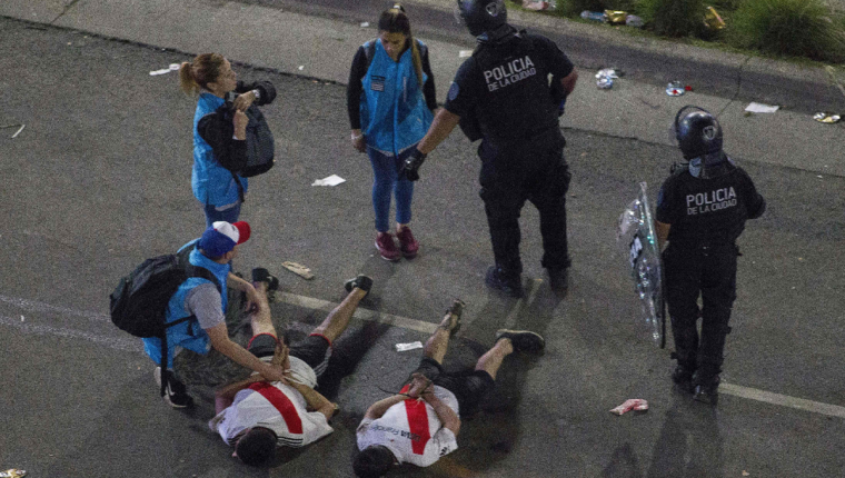Los aficionados de River Plate causaron problemas en la madrugada durante el festejo de su equipo tras haber ganado la Copa Libertadores. (Foto Prensa Libre: AFP)