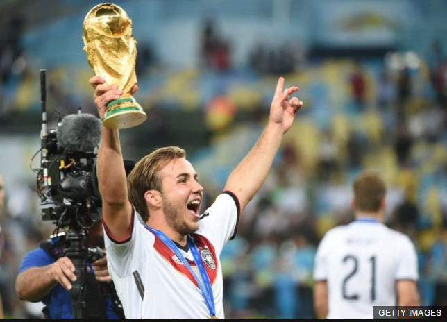 Mario Götze levanta exultante el trofeo de la Copa del Mundo que ayudó a ganar en Brasil 2014.