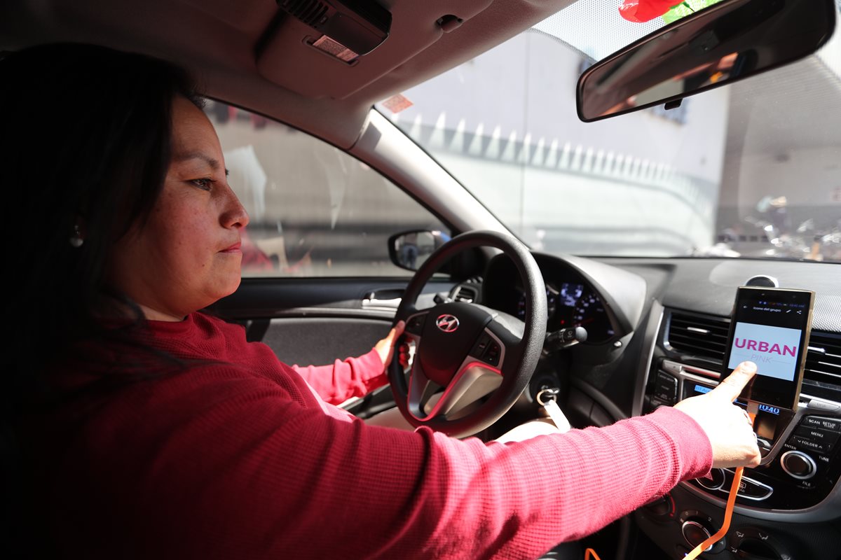 Urban Pink surgió de la comodidad que percibían las pasajeras de la empresa Urban al viajar con conductoras mujeres. (Foto Prensa Libre: Érick Ávila)