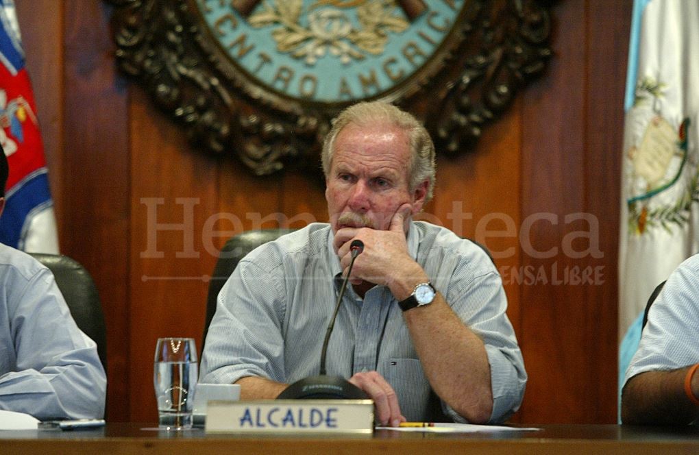 Álvaro Arzú presentó pruebas de descargo a la jueza pesquisidora en 2016. (Foto Prensa Libre: Hemeroteca PL)