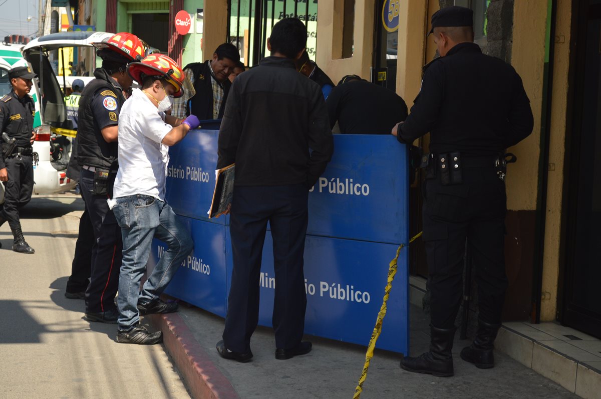 Agentes policiales recaban evidencias en la zona 2 de Totonicapán, donde localizaron el cadáver de un hombre. (Foto Prensa Libre: Édgar Domínguez)