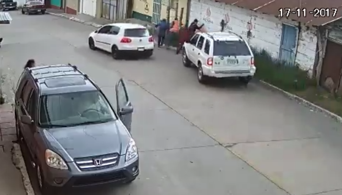 Momento del percance vial en San Marcos. (Foto Prensa Libre).