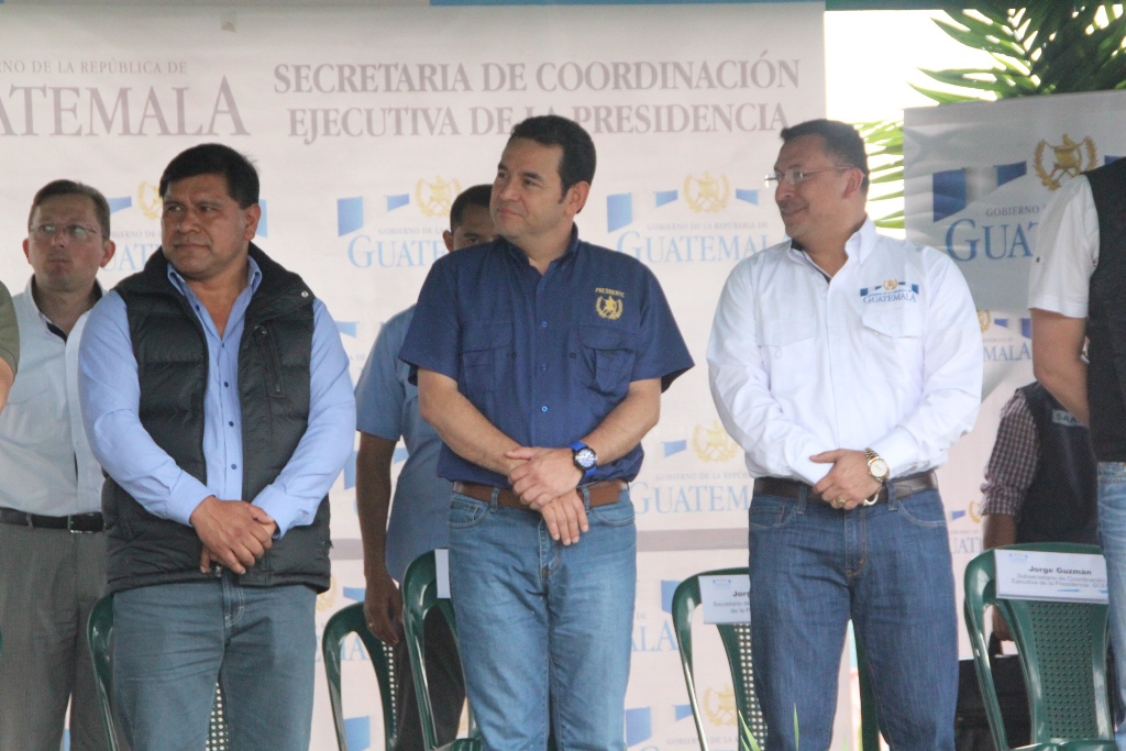 El presidente Jimmy Morales, durante el evento de entrega de escrituras, el cual se llevó a cabo en Santiago Atitlán, Solola. (Foto Prensa Libre: Ángel Julajuj)