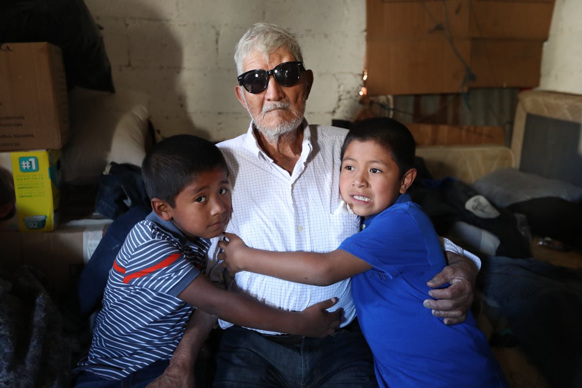 Ubaldo Villatoro —al centro—, junto a sus nietos, agradece el apoyo recibido de guatemaltecos, entidades y empresas. (Foto Prensa Libre: Esbin García)
