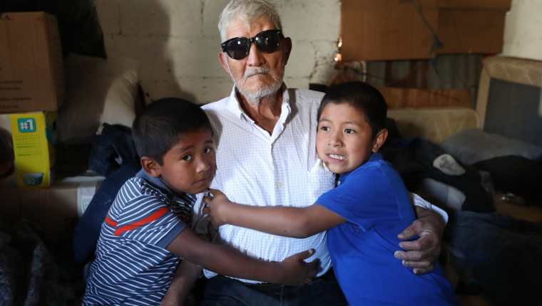 Ubaldo Villatoro —al centro—, junto a sus nietos, agradece el apoyo recibido de guatemaltecos, entidades y empresas. (Foto Prensa Libre: Esbin García)