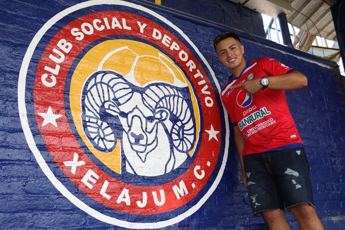 El jugador posa con el escudo de Xelajú, el equipo que admira desde niño, y ahora tendrá la oportunidad de jugar para los chivos. (Foto Prensa Libre: Raúl Juárez)