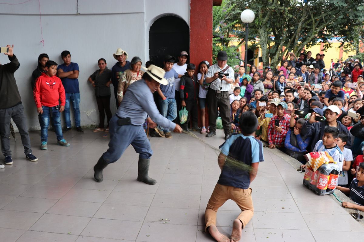 Juan Zapeta, alcalde indígena, aplica el castigo maya a uno de los capturados. (Foto Prensa Libre: Héctor Cordero)