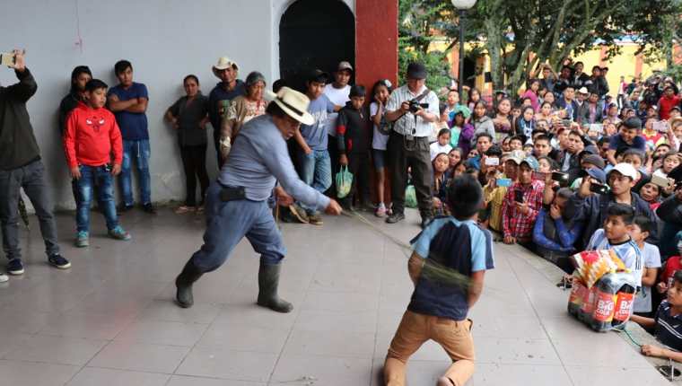 Juan Zapeta, alcalde indígena, aplica el castigo maya a uno de los capturados. (Foto Prensa Libre: Héctor Cordero)