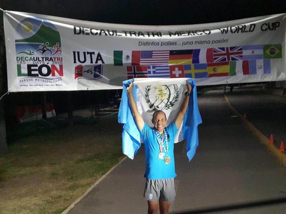 Sagastume luce la bandera de Guatemala, después de la competencia. (Foto Prensa Libre: Cortesía Juan Carlos Sagastume)