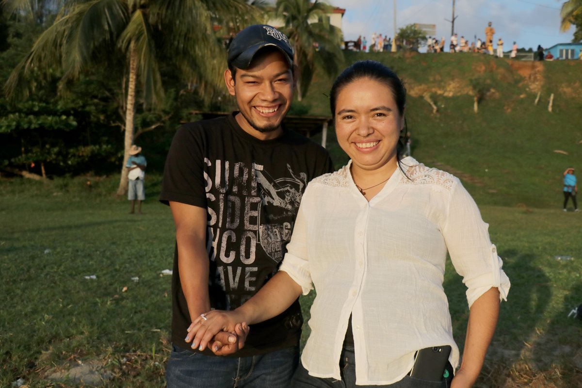 Héctor Suruy y Yolanda Flores se prometieron en matrimonio cuando amanecía, en Livingston, Izabal. (Foto Prensa Libre: Dony Stewart)