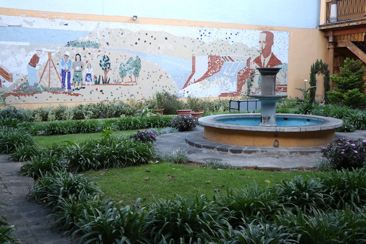 Un mural en el patio de Casa No'j es parte de las obras de arte que pueden observarse en el lugar. (Foto Prensa Libre: María José Longo)