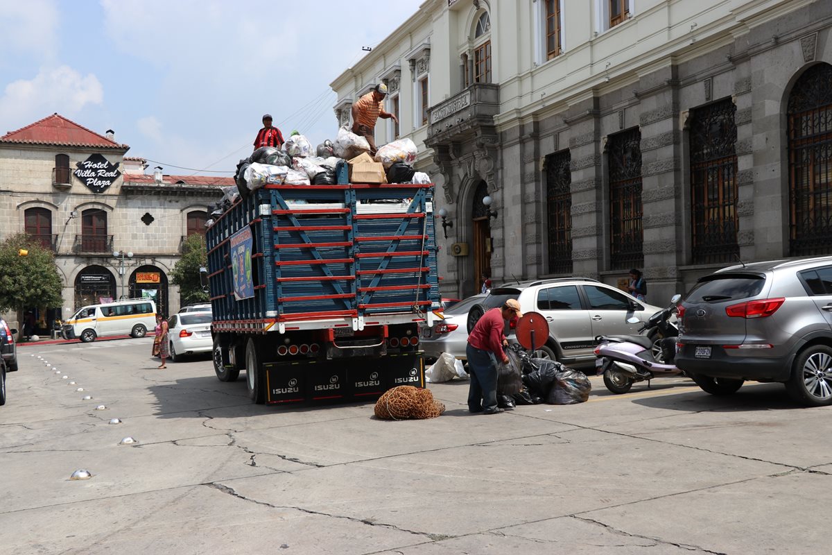 La mayoría de los pobladores de Xelajú pagan Q8 por el servicio de recolección de basura y la comuna lo incrementará a Q28. (Foto Prensa Libre: María Longo)