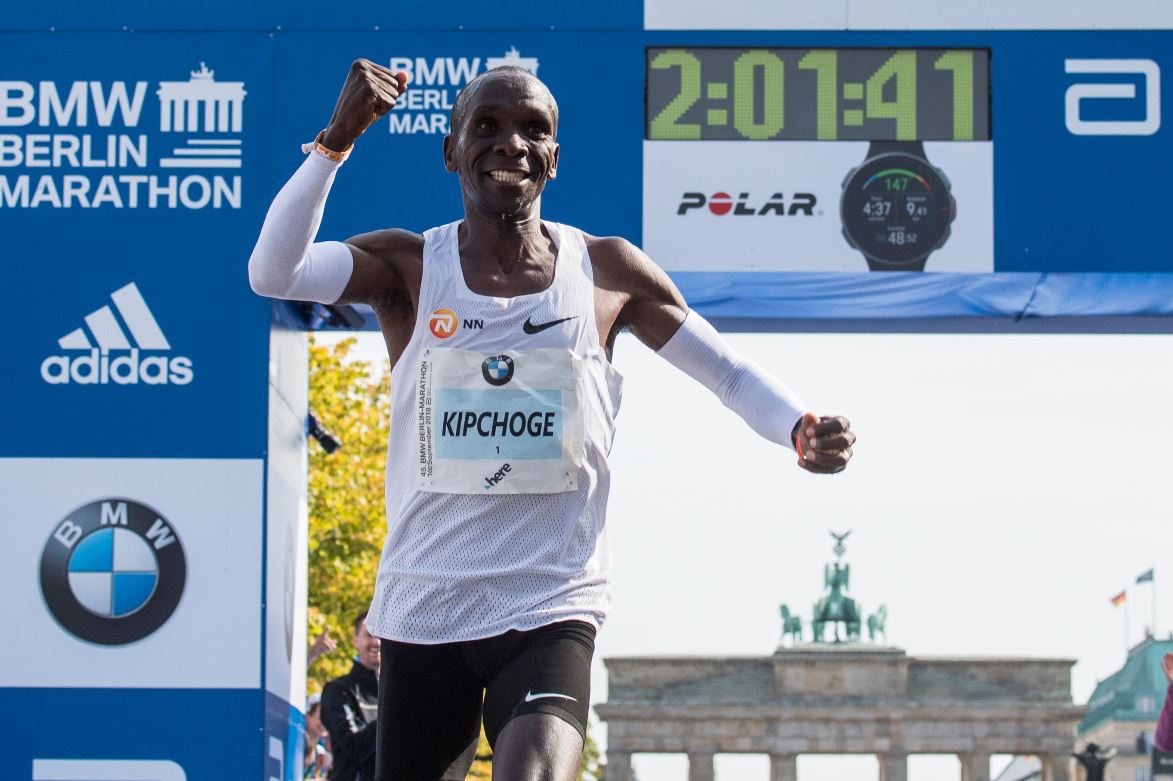 Eliud Kipchoge, de Kenia, festeja al ingresar a la meta en el maratón de Berlín. (Foto Prensa Libre: AFP).