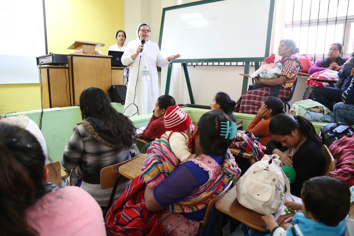 Pacientes escuchan con atención las instrucciones de una de las enfermeras del HRO de Xela. (Foto Prensa Libre: María José Longo)