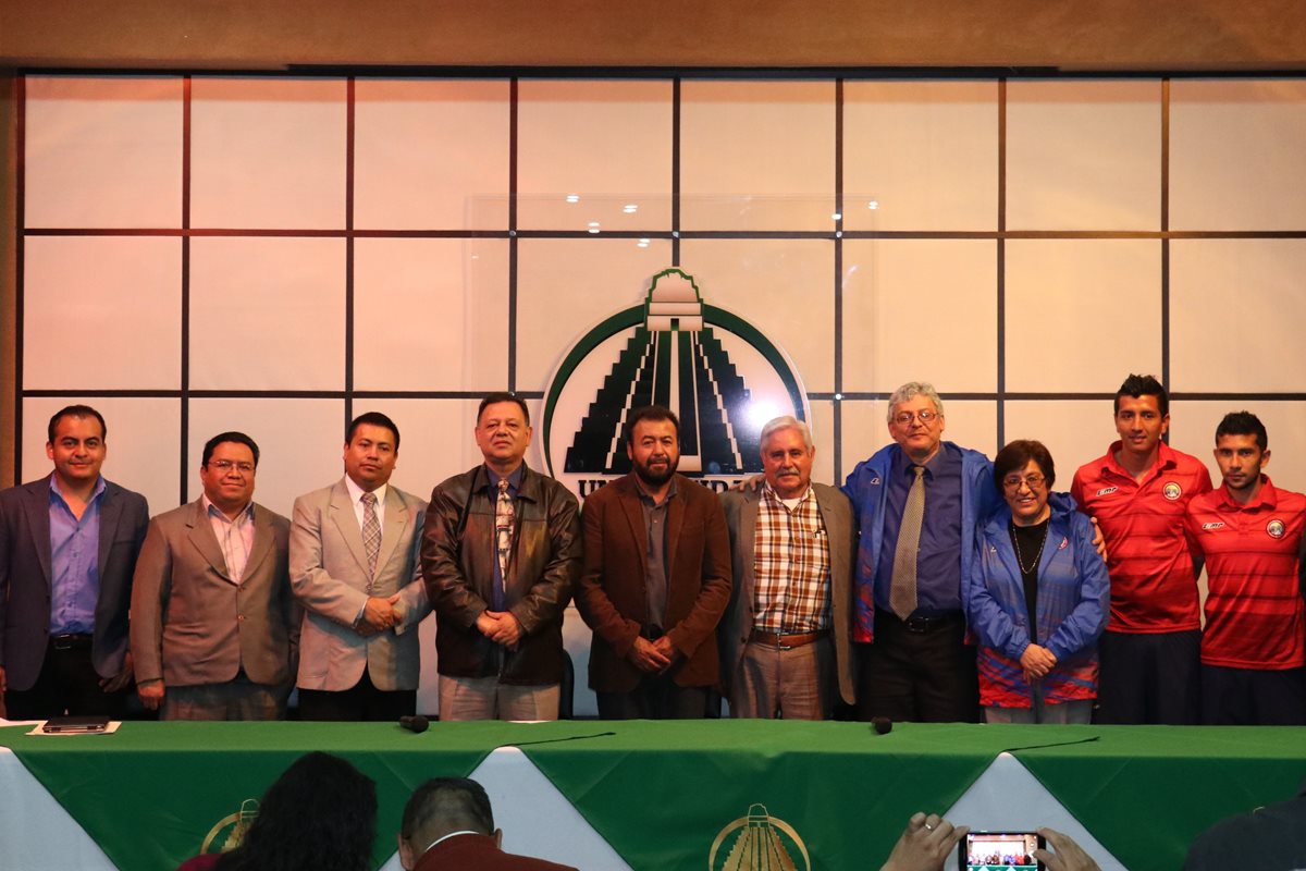 Autoridades de la Universidad Mesoamericana de Xela, directivos y jugadores del Xelajú MC. (Foto Prensa Libre: Raúl Juárez)