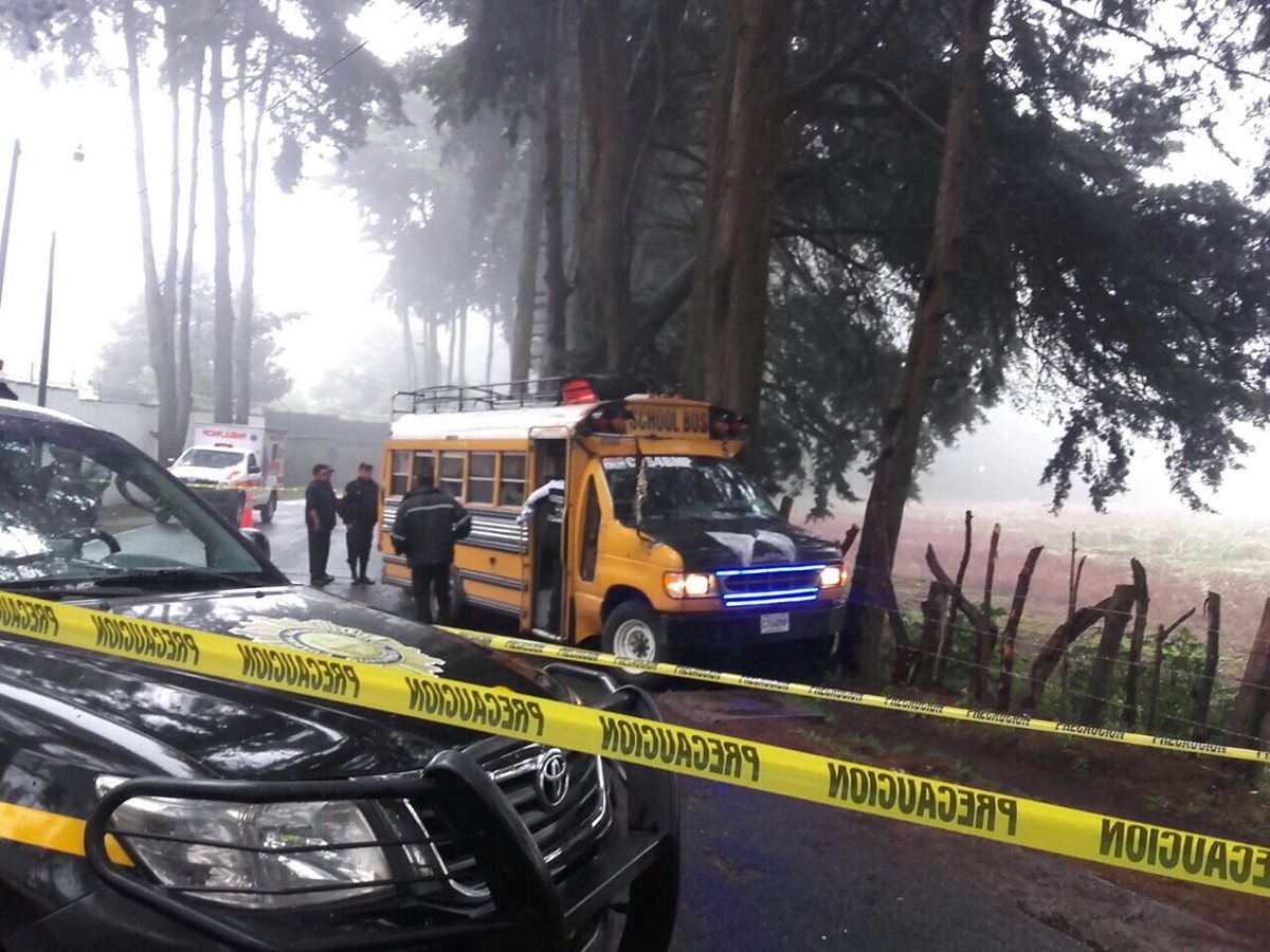 Microbús atacado a balazos en Santiago Sacatepéquez permanece acordonado por la PNC. (Foto Prensa Libre: PMT de San Lucas Sacatepéquez)