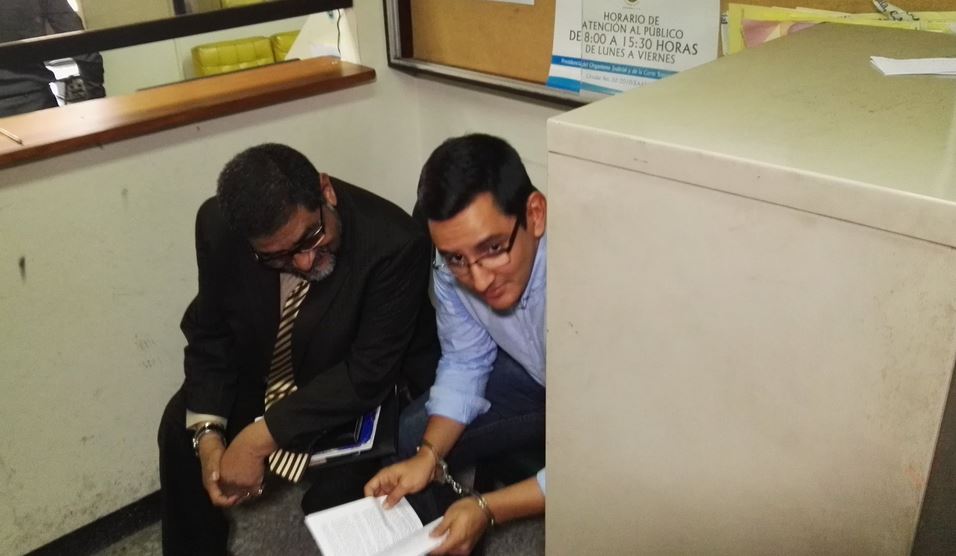 José David Prado Vásquez, ex delegado del Tribunal Supremo Electoral, ­ ­–camisa celeste– podría recuperar su libertad. (Foto Prensa Libre: Hemeroteca PL)