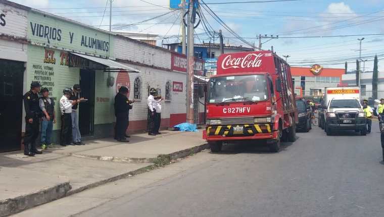 Agentes policiales recaban evidencias en el área urbana de la cabecera de Chimaltenango, donde murió baleado un guardia de seguridad. (Foto Prensa Libre: Víctor Chamalé)