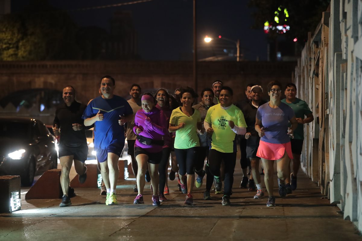 Los corredores se organizan para recorrer en grupo la ciudad. (Foto Prensa Libre: Álvaro Interiano).