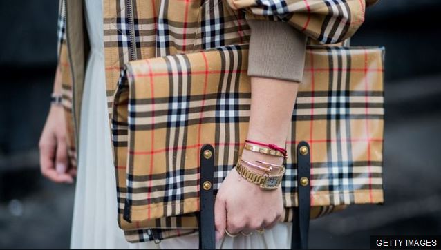 Los falsificadores son unos de los culpables de la decisión de la casa de moda británica para destruir algunos de sus productos. Getty Images