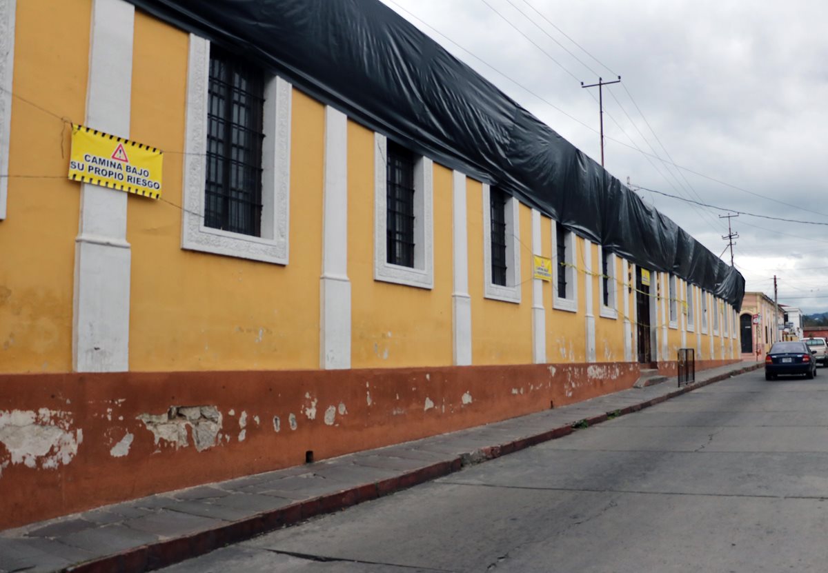 Más de mil estudiantes aún reciben clases en otros establecimientos porque el suyo sigue dañado. (Foto Prensa Libre: Carlos Ventura)