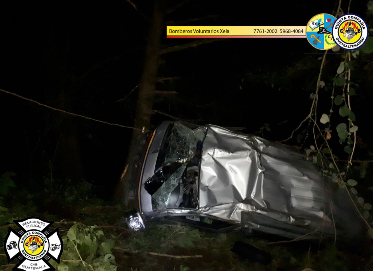 El microbús cayó a un barranco en la ruta Interamericana. (Foto Prensa Libre: Bomberos Voluntarios)