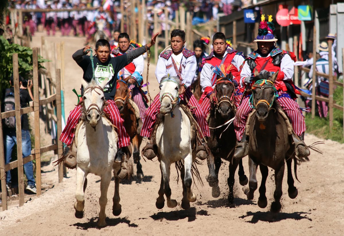 A todo galope jinetes montan en la Carrera de las Ánimas, Todos Santos Cuchumatán, Huehuetenango. (Foto Prensa Libre: Mike Castillo)