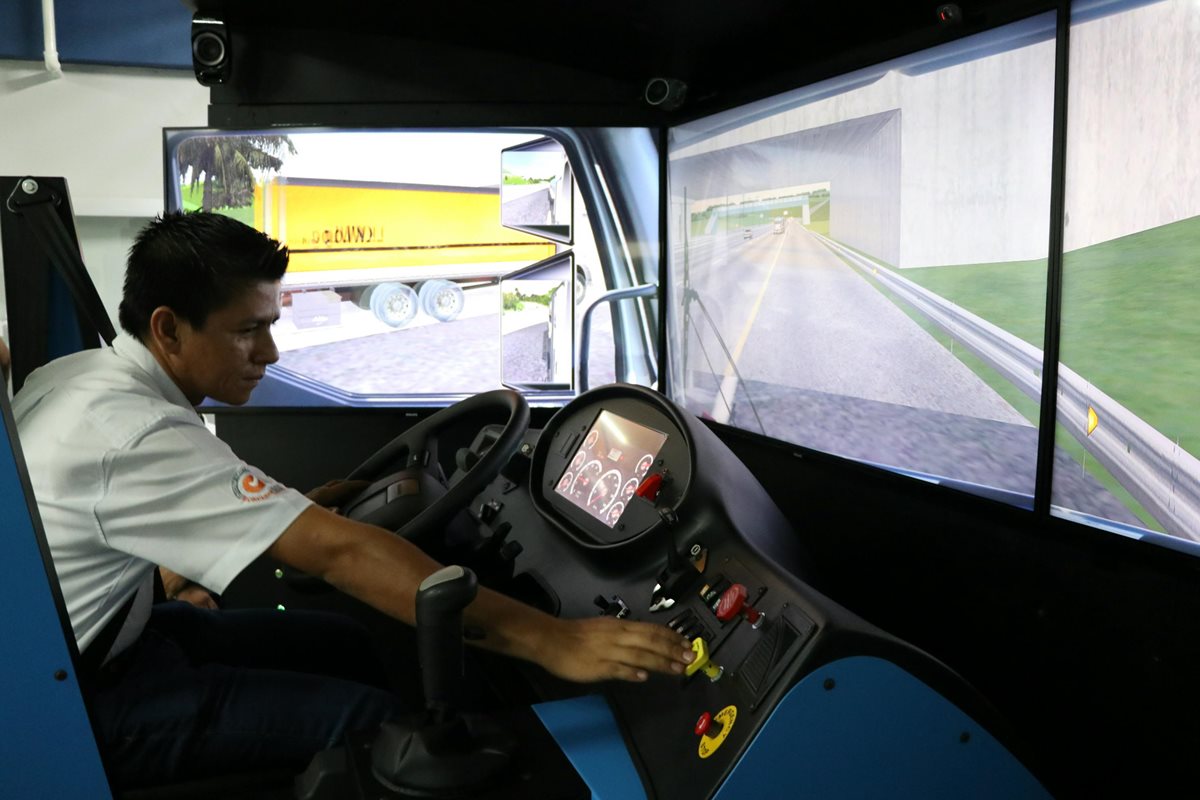 os participantes en el programa son capacitados en simuladores, lo que permite practicar manejo en cualquier carretera, sin riesgo para alguien. (Foto Prensa Libre: Enrique Paredes)