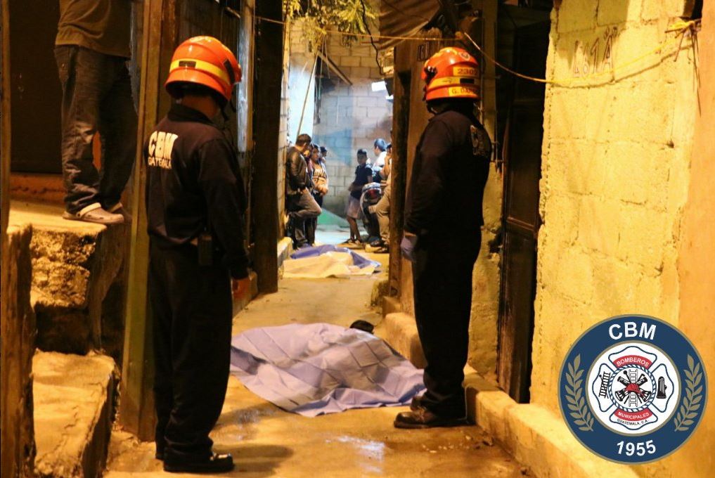 Socorristas observan el lugar del ataque. (Foto: Bomberos Municipales)