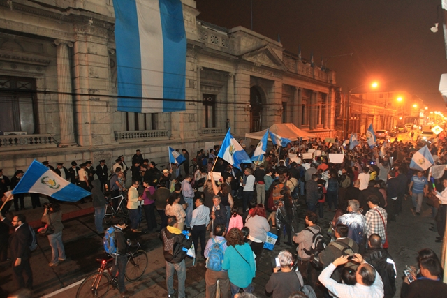 Guatemaltecos protestan frente al Congreso de la República para pedir la renuncia de los diputados. (Foto Prensa Libre: Esbin García)