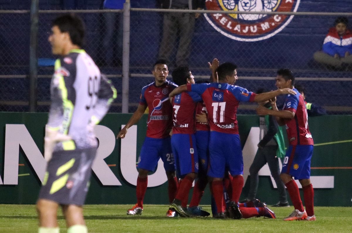 Los jugadores quetzaltecos festejan la tercera anotación. (Foto Prensa Libre: Carlos Ventura)