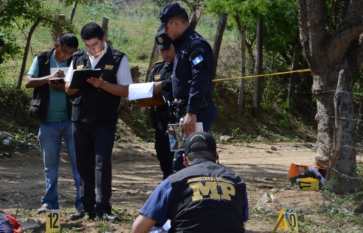 En un camino de terracería, se localizó a Miguel Ángel Ramos Ramírez con un mensaje. (Foto Prensa Libre: Víctor Gómez)