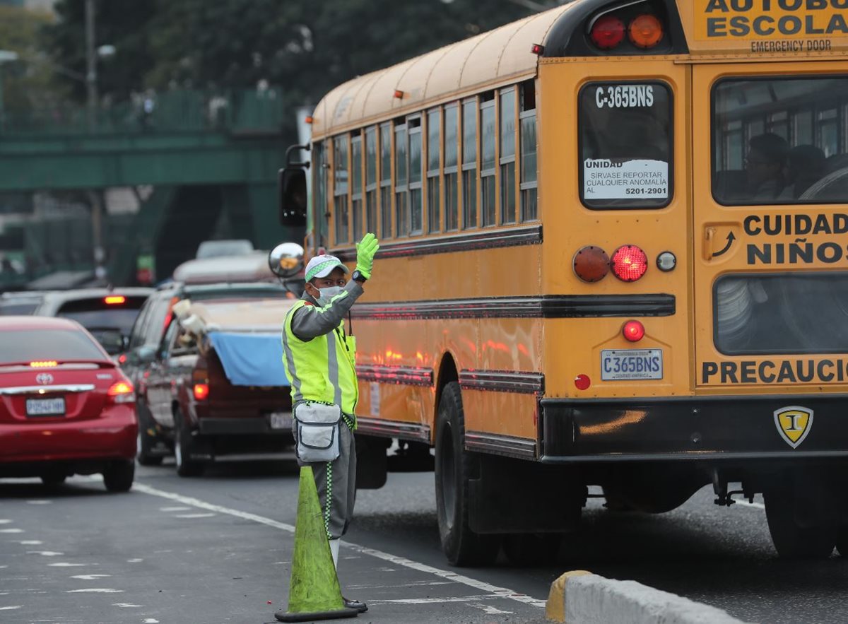 Las agresiones o discusiones entre agentes de la PMT y automovilistas han ocurrido con más frecuencia en la calzada Roosevelt. (Foto Prensa Libre: Érick Ávila)