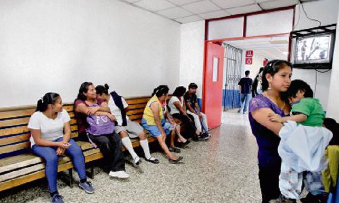 En la clínica periférica de la colonia Primero de Julio, zona 5 de Mixco, se relanza la red integral de maternidades del área metropolitana. (Foto Prensa Libre: E. Bercian)