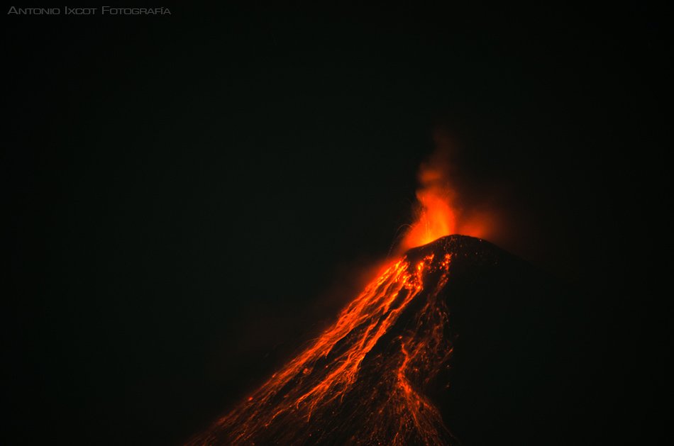 El Volcán de Fuego se mantiene en actividad desde la tarde del miércoles último. (Foto Prensa Libre: Antonio Ixcot)