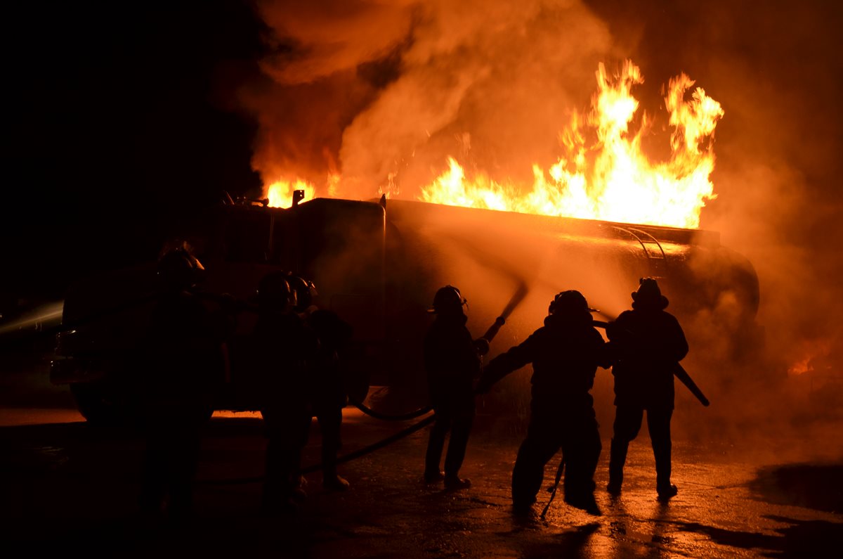 Los socorristas trabajaron en conjunto para controlar el incido de los cuatro cisternas en Coyotenango, Suchitepéquez. (Foto Prensa Libre: Jorge Tizol)