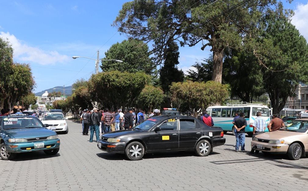 Decenas de taxistas bloquean uno de los accesos a la cabecera departamental de San Marcos. (Foto Prensa Libre: Whitmer Barrera)