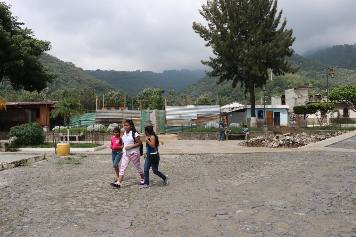 La plazuela de la Santa Catarina Bobadilla será remodelada este año. (Foto Prensa Libre: Julio Sicán)
