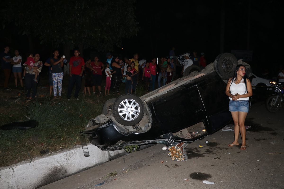Uno de los vehículos colisionados por el tráiler volcó. (Foto Prensa Libre: Enrique Paredes).