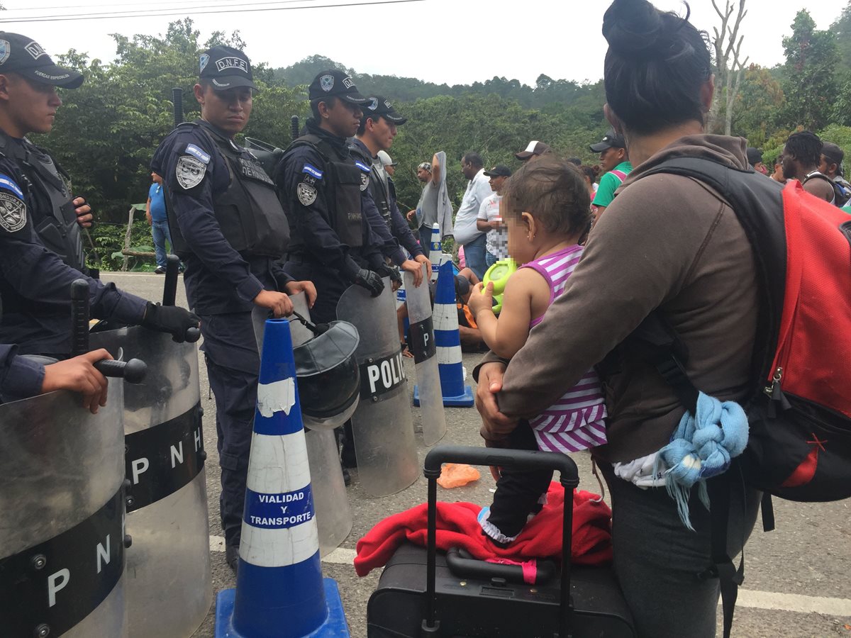 Jóvenes madres de Honduras siguen llegando a Guatemala, con el objetivo de llegar a Estados Unidos. (Foto Prensa Libre: Mario Morales)