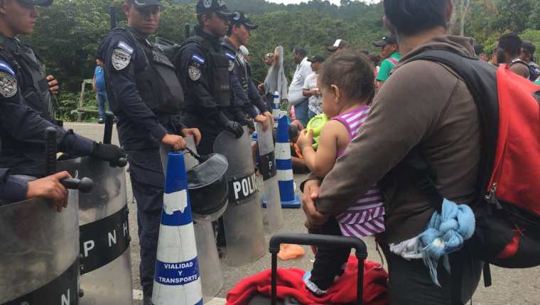 Jóvenes madres de Honduras siguen llegando a Guatemala, con el objetivo de llegar a Estados Unidos. (Foto Prensa Libre: Mario Morales)