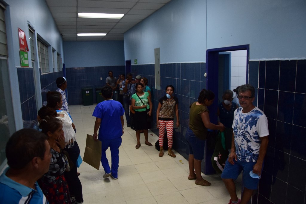 Familiares de personas que permanecen en el intensivo de adultos del Hospital Regional de Escuintla, entre ellos del accidente del domingo, esperan para ver a sus parientes. (Foto Prensa Libre: Enrique Paredes)